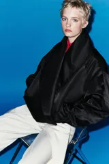 Chaqueta bomber acolchada de Zara Woman Collection, color azul marino, con cuello envolvente de solapa, manga larga con frunces y puños elásticos. Presenta bolsillos laterales y bajo con elástico interior.