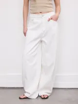 Pantalón jean blanco de corte wide leg, tiro medio y diseño holgado, con bolsillos laterales y traseros.