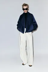 Chaqueta bomber negra ZW Collection con acolchado interior, cuello envolvente de solapa cruzada, mangas largas con puños elásticos y bajo con elástico.