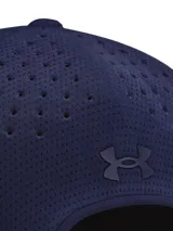 Gorro tipo gorra Under Armour modelo Stlthfrm Lw Uncrshbl, color azul oscuro, con diseño anatómico sin costuras, perforaciones láser para mayor transpirabilidad y logo de silicona en relieve en el frente.