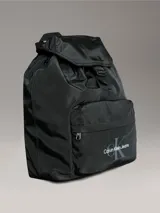 Mochila negra de Calvin Klein Jeans, modelo Sport Essentials Flap, confeccionada en poliéster reciclado. Tiene cierre elástico con broche en la solapa, asas ajustables, bolsillo exterior con cierre y logo de la marca.