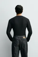 Jersey de punto con textura acanalada, corte slim fit, cuello redondo y manga larga con terminaciones en rib.