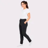 Pantalón tipo babucha de corte ajustado, con cintura elástica con cordón de ajuste y puños acanalados en los tobillos. Cuenta con bolsillos laterales.