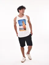 Musculosa blanca con estampado de una tabla de surf en la playa.