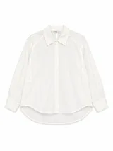 Camisa de manga larga de color blanco, confeccionada con cuello camisero clásico y cierre frontal de botones.