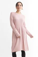 Vestido tejido azul marino de corte a la rodilla, con cuello redondo y mangas largas.