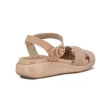Sandalia Modare de diseño ergonómico en color nude, con tiras elásticas cruzadas en el empeine y tira ajustable con hebilla en el tobillo. Cuenta con plantilla acolchada con relieve y suela de plataforma baja texturizada.