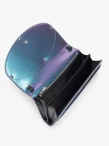 Bolso tipo sobre Diesel 1DR, hecho de piel de becerro con acabado metálico iridiscente en tonos azul, violeta y verde. Tiene diseño plegable con cierre de botón a presión, correa ajustable y removible para el hombro, y logo ovalado de Diesel en la parte frontal. Interior forrado con compartimento principal y bolsillo con cierre.