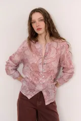 Camisa Juliette de manga larga y escote redondo con abertura frontal, confeccionada con estampado de frutas en tonos rosados.