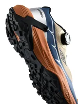 Championes Umbro modelo Numa para hombre, con diseño todoterreno en color beige, negro, detalles en naranja y verde claro, y suela chunky con buen agarre.