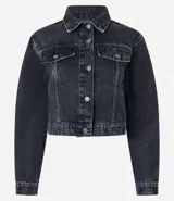 Campera corta de jean color negro con cuello inglés, abotonadura frontal, bolsillos tipo parche con solapa en el pecho y mangas largas.