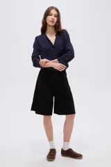 Short ancho de poliéster color negro, de tiro alto y diseño sastrero con pinzas en el frente.