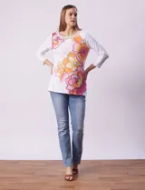Blusa blanca de algodón con estampado de flores en tonos naranja y rosa, escote redondo con puntilla y mangas 3/4.