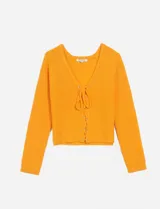 Sweater de punto color mostaza, con escote en V y cierre frontal con cordones.