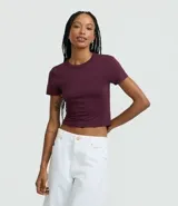 Blusa cropped de manga corta, cuello redondo, color vino tinto, confeccionada en tejido rib.