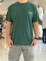Remera blanca oversize con estampado gráfico en la espalda con la inscripción "Valley of Stars", diseño de manga corta y corte holgado.