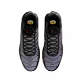 Championes Nike Air Max Plus con diseño degradado de gris a negro, estructura de soporte ondulada, logo Swoosh en rojo y unidades de aire visibles en la entresuela.