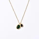 Collar con cadena dorada y dos dijes colgantes: uno ovalado con piedra verde y otro rectangular con piedra negra.