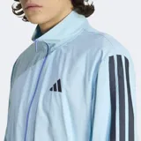 Campera deportiva Adidas con cierre frontal, cuello alto y bolsillos laterales. Diseño en color celeste con las icónicas tres rayas de la marca en color azul marino a lo largo de las mangas y logo bordado en el pecho.