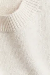 Chaleco de punto fino con lana, de corte holgado, cuello redondo y terminaciones acanaladas en cuello, sisas y bajo.