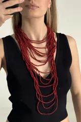 Collar largo de múltiples hilos compuesto por pequeñas cuentas de cristal facetado en color rojo intenso.