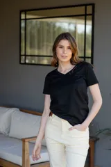 Remera básica de algodón con cuello en V y manga corta.