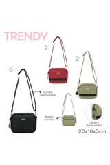 Bandolera color verde oliva con correa larga regulable, cierre principal y bolsillo interno. Tiene una franja horizontal negra en la parte inferior y el logo de la marca en rosa. Incluye un dije colgante en forma de corazón.