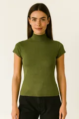 Top de manga corta color verde oliva, confeccionado en tejido de punto acanalado, con cuello alto tipo polera y corte ajustado al cuerpo.