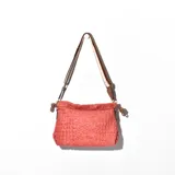 Bandolera color ladrillo con textura tipo piel de cocodrilo, cierre superior y correa larga regulable.