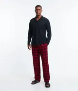 Pantalón de pijama de franela con estampado de cuadros en tonos rojos y negros, cuenta con cintura elástica y cordón de ajuste.