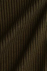 Top de manga larga en punto acanalado color verde oliva, con cuello alto y cierre frontal parcial metálico. El calce es ajustado y el bajo es recto.