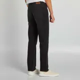 Pantalón de jean gris oscuro, de corte recto y tiro medio.