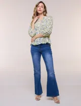Blusa holgada de gasa estampada en tonos amarillos y azules, con cuello en V, mangas 3/4 abullonadas y alforzas horizontales.