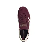 Championes Adidas Handball Spezial, color bordó, con las tres franjas y talón en color crema. Suela de goma color caramelo.