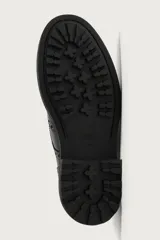 Zapato de vestir tipo brogue negro, con detalles de perforaciones decorativas y suela track dentada.