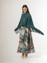 Vestido largo de satén italiano con estampado geométrico multicolor, tirantes finos y corte amplio de caída fluida.