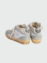 Botines Golden Goose Mid Star de cuero color blanco con detalles en gris y suela color crema.