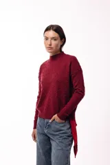 Sweater de tejido de punto con textura de pequeños relieves circulares, cuello redondo y mangas largas. Presenta un calce relajado con puños y ruedo acanalados.