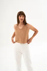 Chaleco de cuero color beige con breteles finos y escote en V.