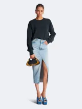 Sweatshirt Balmain color gris oscuro, corte cropped, con cuello redondo y mangas largas. Presenta bordado en relieve del logo de la marca en el frente.