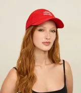 Gorra de sarga de algodón color rojo, con visera curva y ajuste trasero. Presenta bordado en la parte frontal con el texto "GRANDE GOSTOSA" en letras blancas.