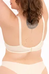 Soutien sin costura Marina, con copa moldeada y aro, color beige. ConFECCIONADO con tela con fibra LYCRA® de tacto suave y tirantes elásticos regulables.