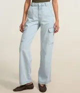 Pantalón de jean de corte recto y tiro alto, con bolsillos cargo laterales, trabillas en la cintura y cierre frontal con botón y cremallera.