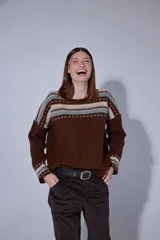 Blazer de pana color crema con solapas clásicas, cierre frontal de un botón y puños con detalle de tejido a rayas. Presenta un corte estructurado y elegante.