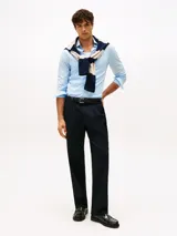 Camisa celeste de manga larga Tommy Hilfiger, confeccionada en algodón regenerativo, algodón BCI y elastano. Presenta cuello con contraste a color, cierre con botones y logo de la marca bordado en el pecho.