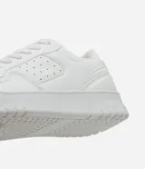 Championes urbanos blancos de cuero sintético con efecto floater, puntera redonda y perforaciones.