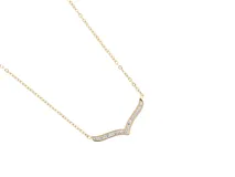 Collar de acero dorado con dije en forma de V con incrustaciones de circonias.