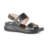 Sandalias bajas color beige con dos tiras anchas horizontales y pulsera con hebilla.