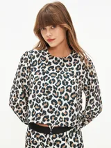 Camisa con estampado animal print de leopardo en tonos marrón, negro y blanco.