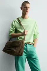 Camiseta de manga larga color verde lima, corte regular fit y cuello redondo. Presenta un bordado discreto en la espalda.